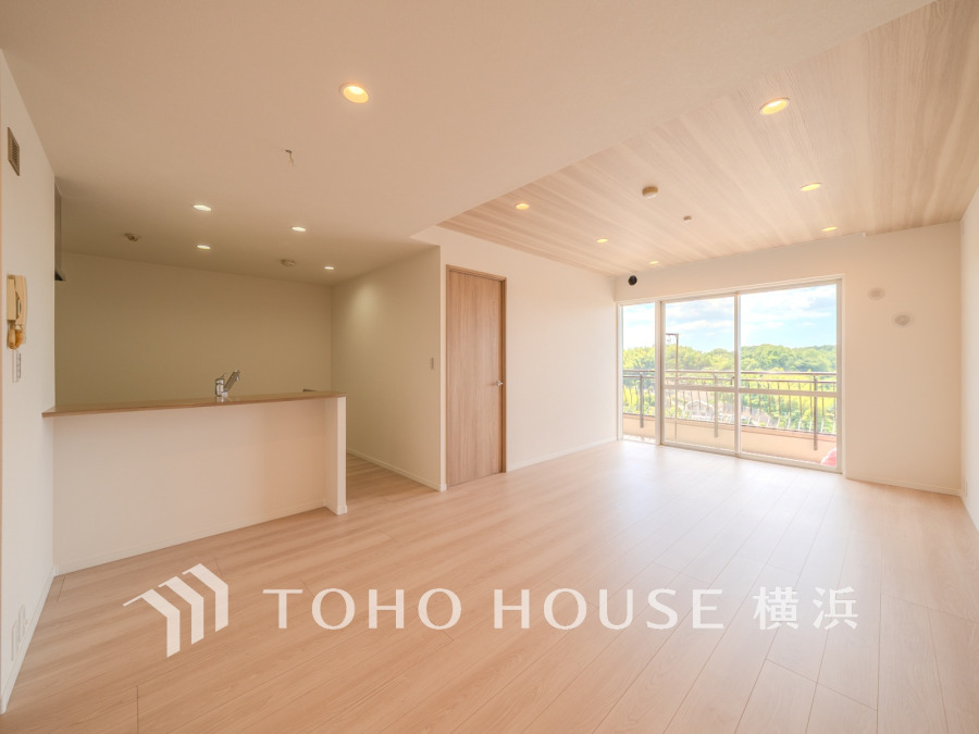 豊かな光が照らすこの場所は、たわいもない会話を楽しみ、ゆったりとした時間を過ごす場所。この場所から、家族の記憶が紡がれるでしょう。