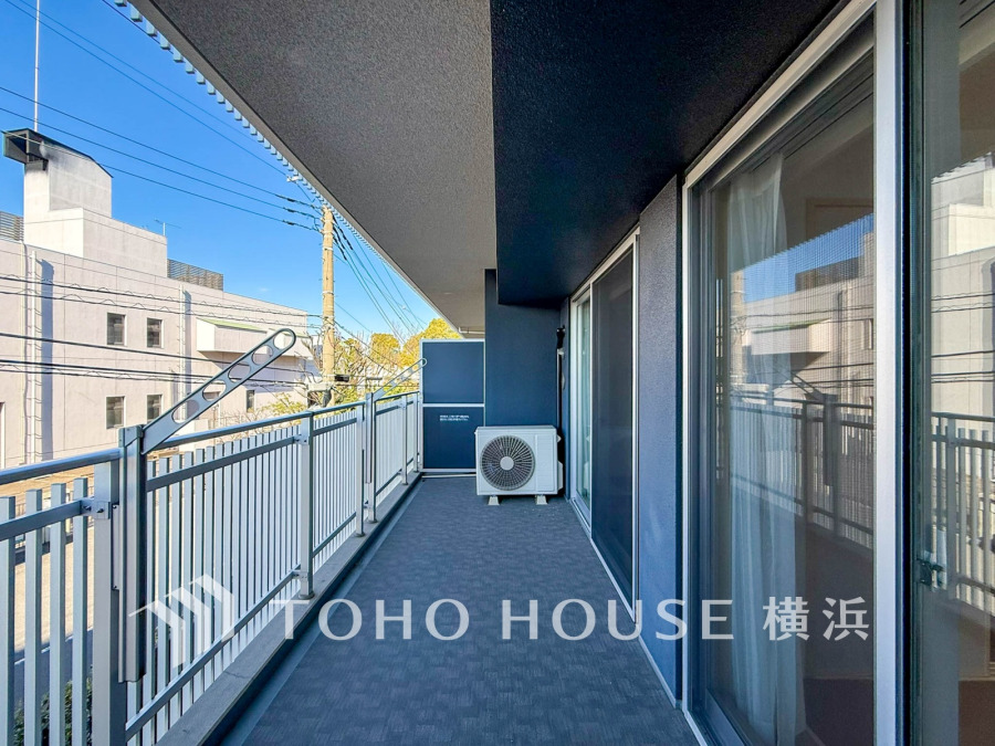 広いバルコニーは、暮らしの中での光と風を演出してくれています。見事なまでの開放的な空間をお楽しみください。