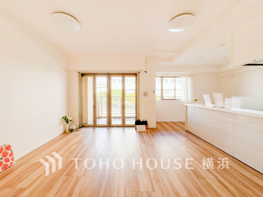 ここにはみんなが集い、食事と楽しい会話が始まる。話に夢中になりすぎて、ついつい時を忘れてしまう。そんな束の間の幸せを感じさせてくれる場所。