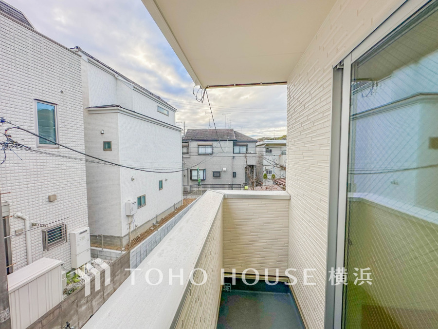 暮らしの中で光と風を演出してくれるバルコニー、見事なまでの開放的な空間を演出しながら、プライベート性も確保された空間は我が家の自慢です。