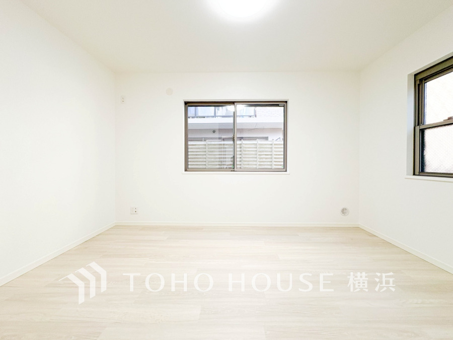 白を基調とした明るい室内。二面採光で風通し良く、シンプルで使いやすい居住空間です。