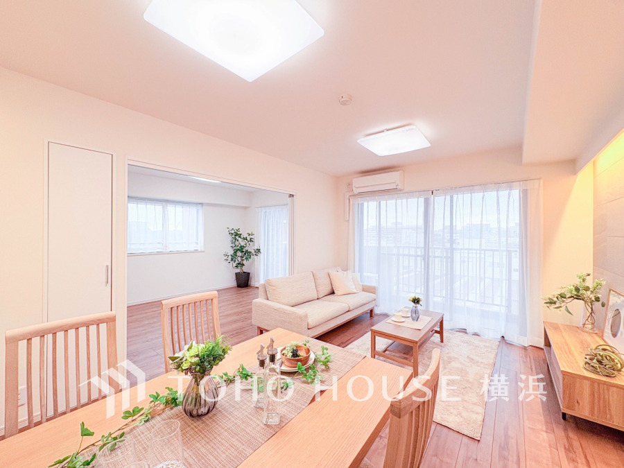 明るく開放的な空間が広がるLDK。室内には豊かな陽光が注ぎ込み、爽やかな住空間を演出。ホームパーティーでもゲストと一緒に料理を楽しみながら楽しい時間を過ごせそう。