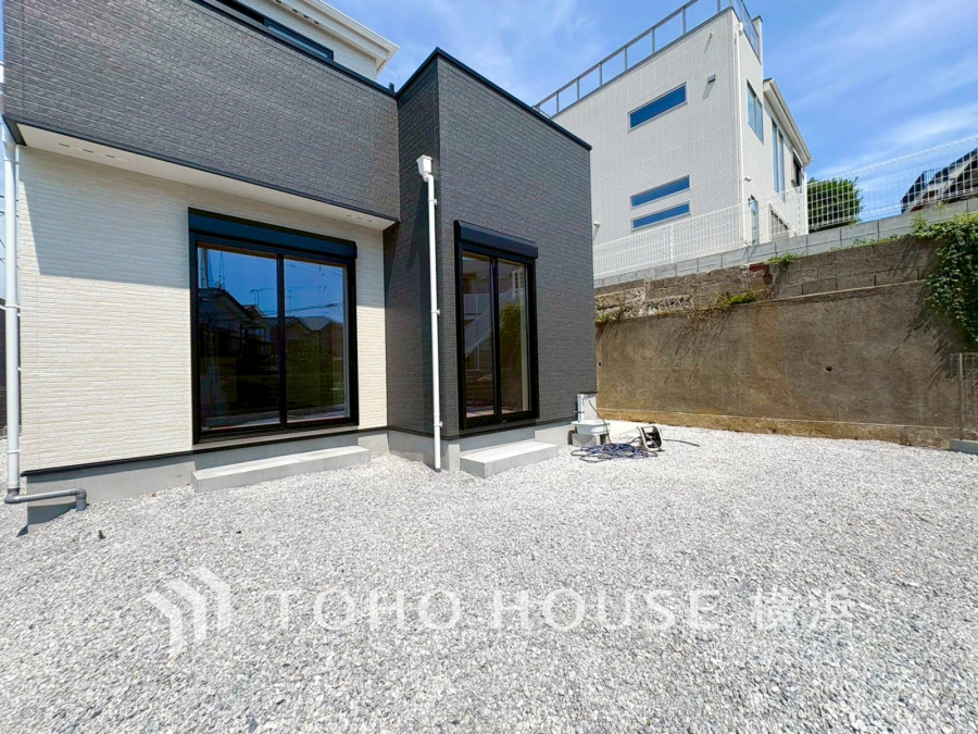 庭付き戸建という名にふさしいほどゆったりとしたお庭です。これだけの大きさがあれば花壇、お子様の遊び場やガーデニング等、自由自在にお楽しみ頂けることと思います。