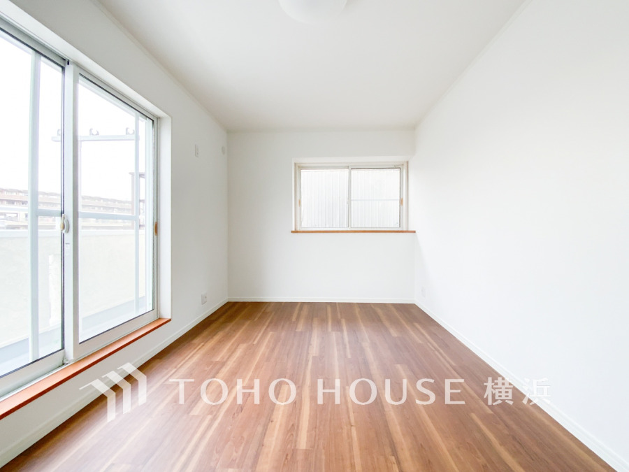 大きな窓から自然光がたっぷり入る、明るく開放的な空間。シンプルで使いやすいフローリングの居室です。