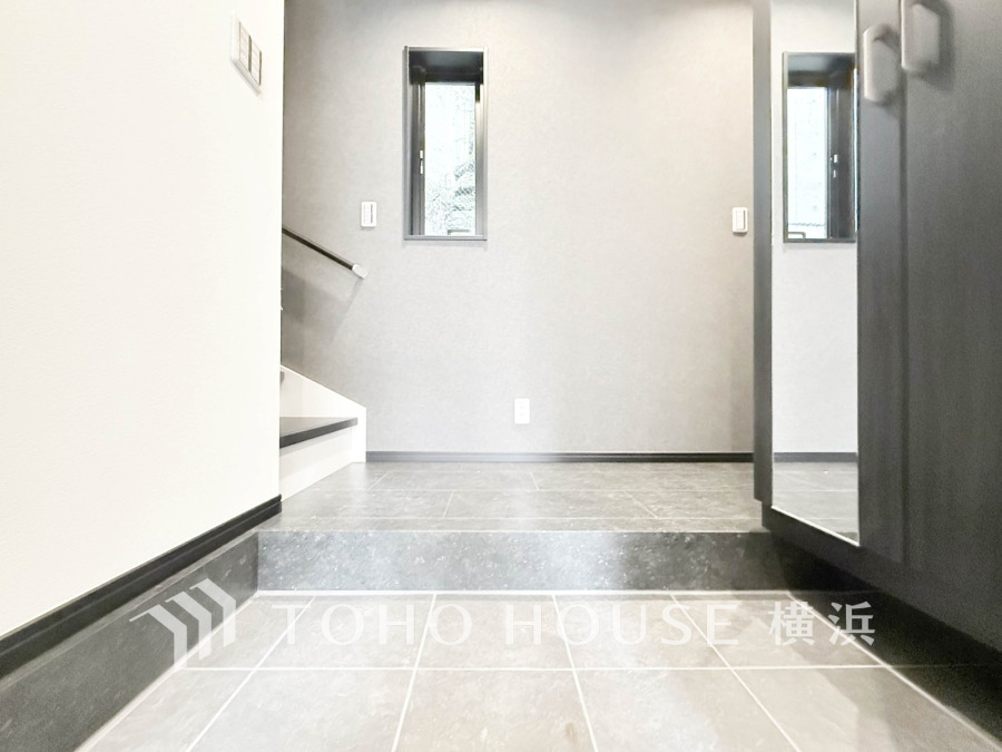 居住者の帰り、訪れる方を優しく迎え、やすらぎに満ちた生活空間を予感させる。健やかな暮らしを楽しめそう。