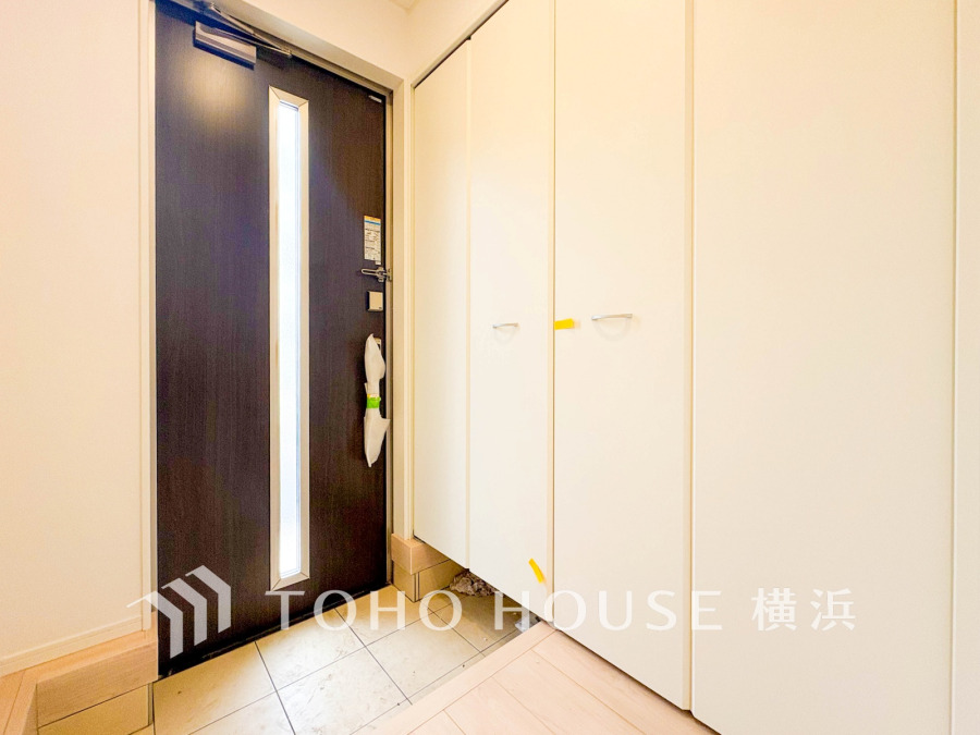 明るく清潔感のある玄関スペース。大容量のシューズ収納で整理整頓もスムーズに行えます。