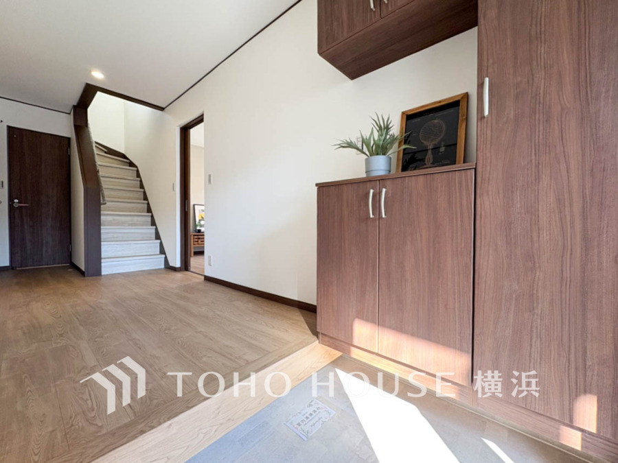 木のぬくもりを感じる上質感のある玄関スペース。豊富な収納とゆとりを感じさせる心地よい空間です。
