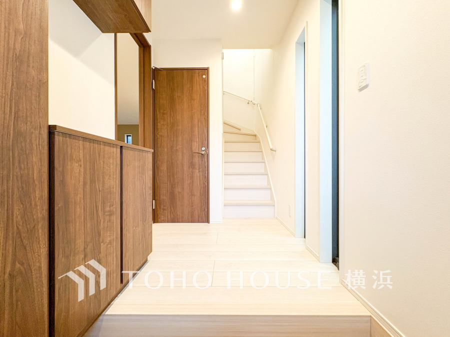 木目調の収納が上質な空間を演出しているゆとりある玄関ホール。