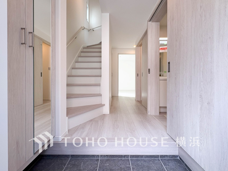 上質感漂う玄関と廊下。居住者の帰り、訪れる方を優しく迎える・安らぎに満ちた生活空間を予感させる。健やかな暮らしを楽しめそう。