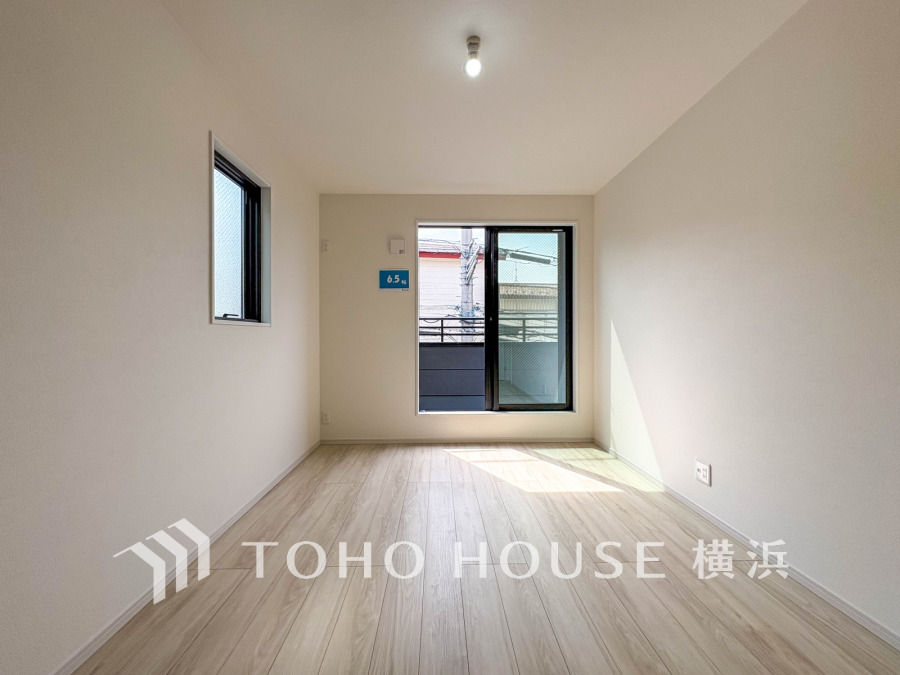 陽光が差し込む明るい洋室。シンプルで使いやすく、快適な住空間を実現しています。