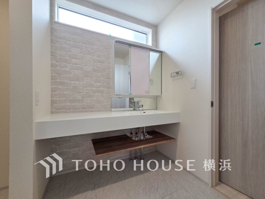 清潔感のあるプライベート空間は、身だしなみチェックや肌のお手入れに最適です。収納もあり、スッキリと見映えの良い空間に拵えました。時間に余裕とゆとりを持たせます。