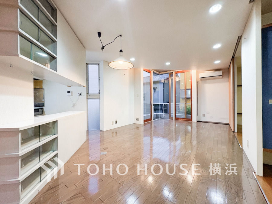 陽当りが良く、明るく開放的で居心地のよい2階リビング。外から見えにくく、プライバシー性の高い設計です。