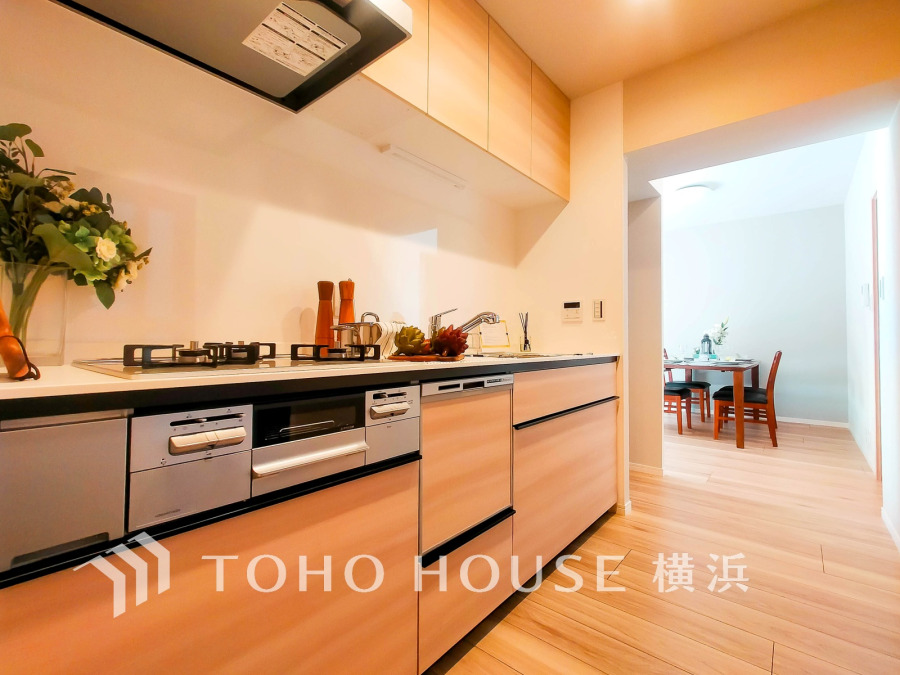 温かみのある木目調キッチンは収納豊富で使いやすく、隣接するダイニングとの動線も良好です。