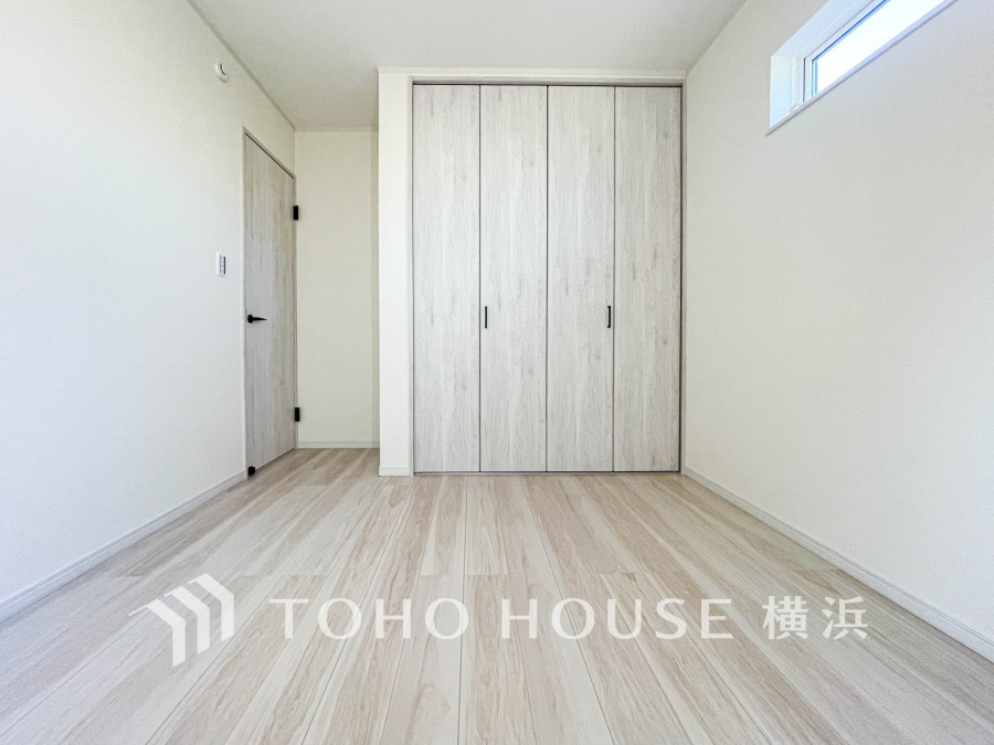 快適に過ごす条件は、一人ひとり違います。飾リ過ぎないシンプルな内装と偏り過ぎないデザインで統一しております。居住していく中でオーナー様だけの【マイホーム】に創り上げて下さい。