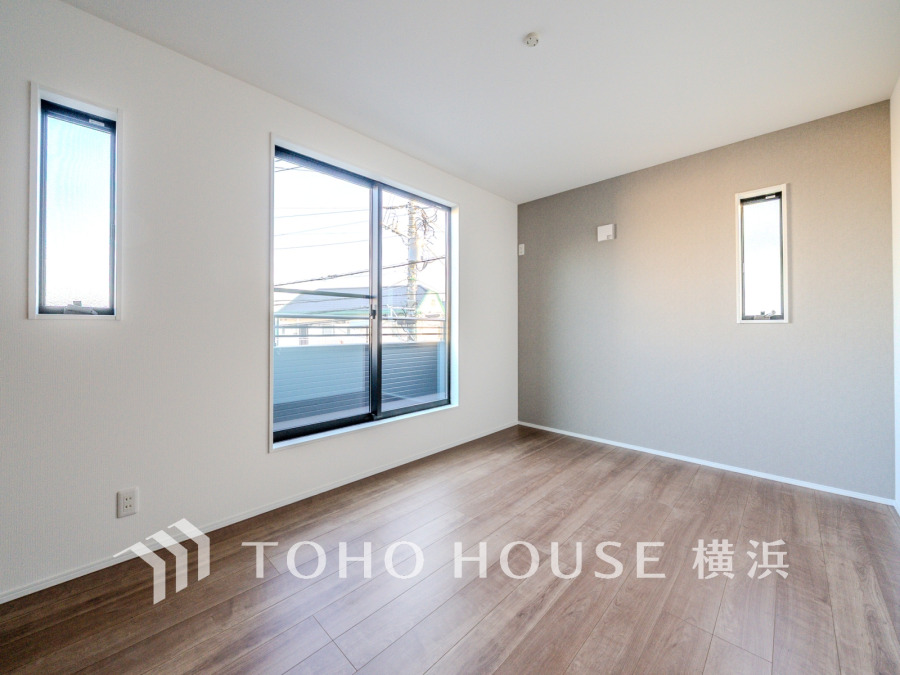 大きな窓からたっぷりと陽光が注がれる空間。穏やかな陽射しが、ゆったりとした寛ぎの時間を包みます。