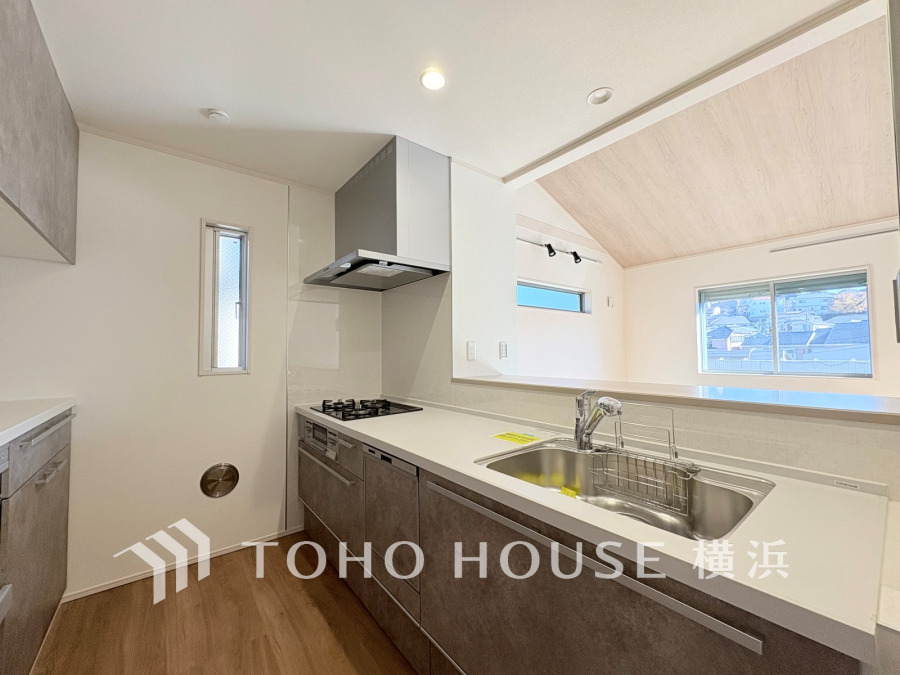 開放感あふれる対面キッチンは、明るい自然光が差し込み家族との会話も弾む快適空間です。