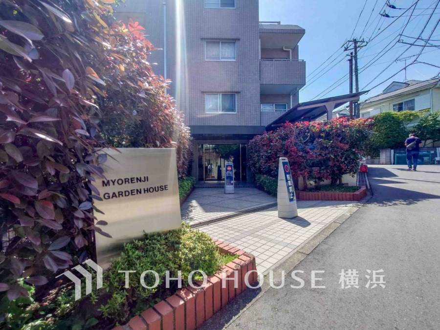 開放的なエクステリアも含めて美しくトータルにデザインされています。時間のゆとりと空間、爽やかな陽光がもたらす光と風を贅沢なまでに感じる暮らしが始まります。