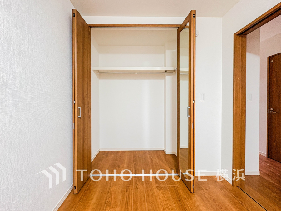 収納力豊富なクローゼット。鏡付き扉で身支度もスムーズにできる機能的な空間です。