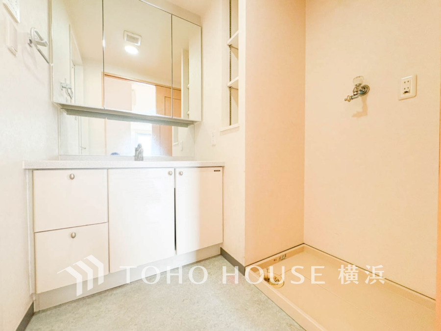 十分な大きさの洗面台は、身だしなみチェックや歯磨きなど、朝の慌ただしい時間でも余裕とゆとりを感じて頂けます。