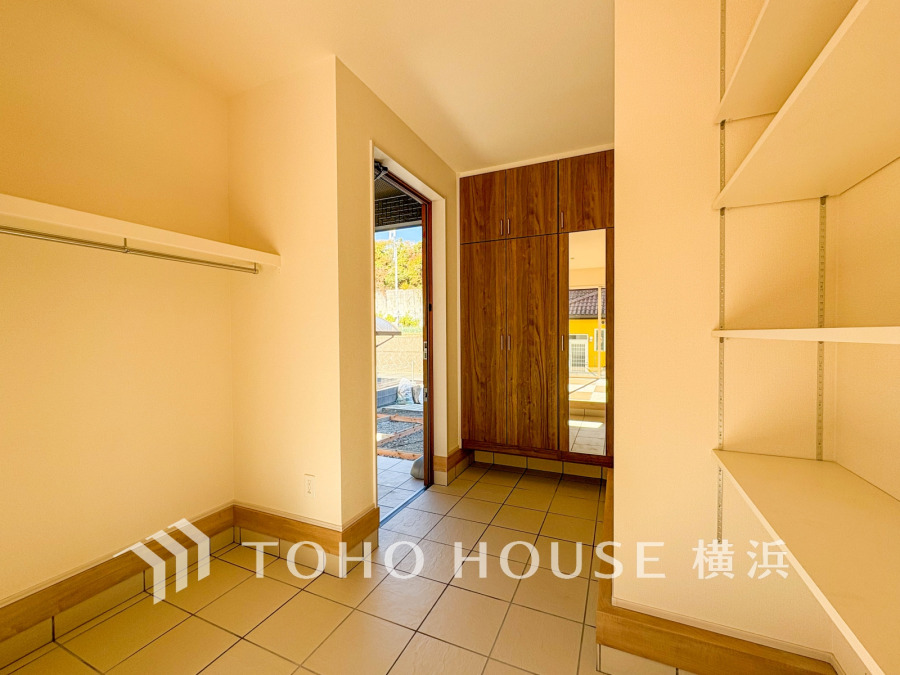 お客様をお迎えする玄関は落ち着いた雰囲気。帰り着くたびに洗練されたテイストの空間に迎えられ誇りと喜びを感じる玄関まわりです。