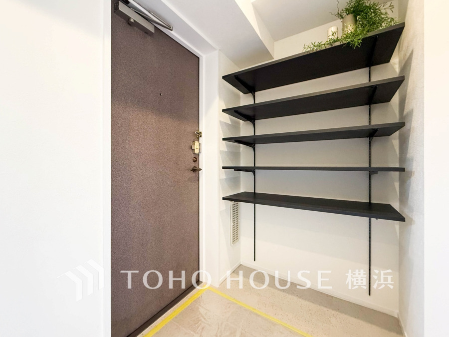 お客様をお迎えする玄関は落ち着いた雰囲気。帰り着くたびに洗練されたテイストの空間に迎えられ誇りと喜びを感じる玄関まわりです。