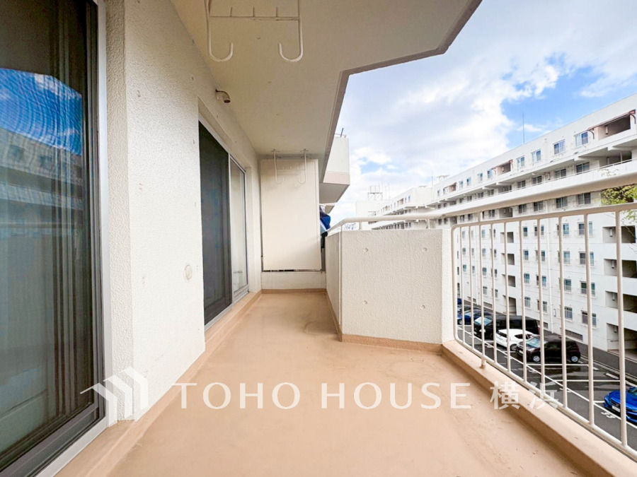 開放感いっぱいの眺望と共に光と風を享受するバルコニー。緑豊かな景観を眺めることができます。