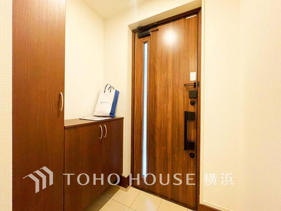 清潔感溢れる玄関がお出迎えする本邸宅の物語は、ここから始まる日常を期待させます。この場所には「希望」と「優越」で包み込んでくれる「特別」な空間があります。