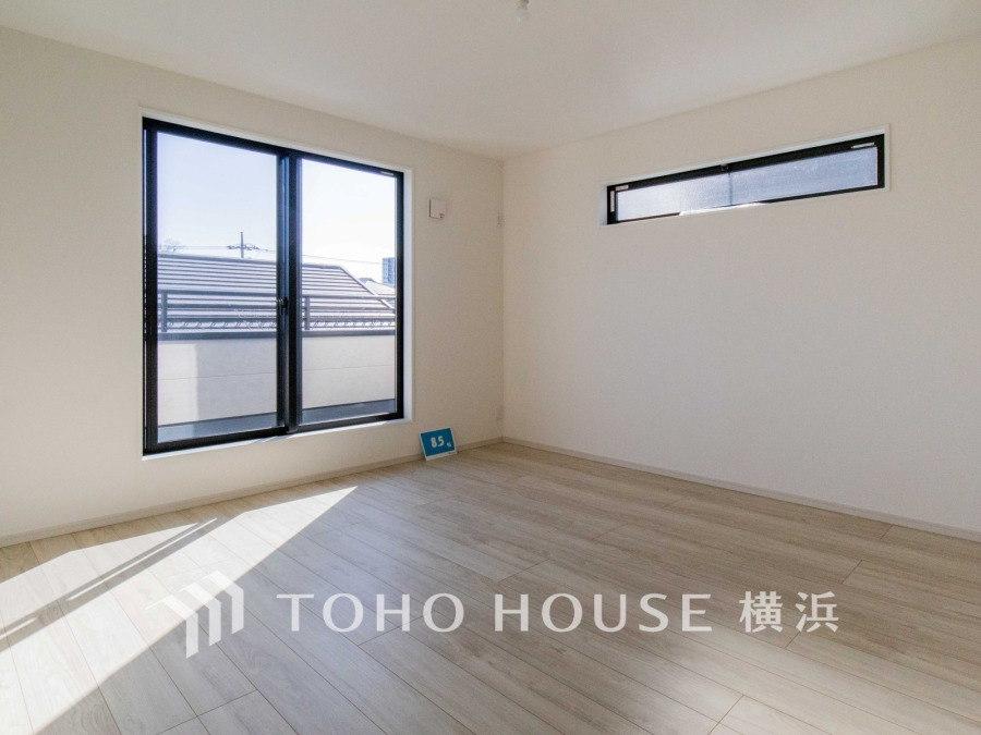 大きな窓からたっぷりの陽光が降り注ぎ、明るく開放的なリビングです。家族の笑顔と会話が自然と弾む、心地よい団らんの空間を演出します。