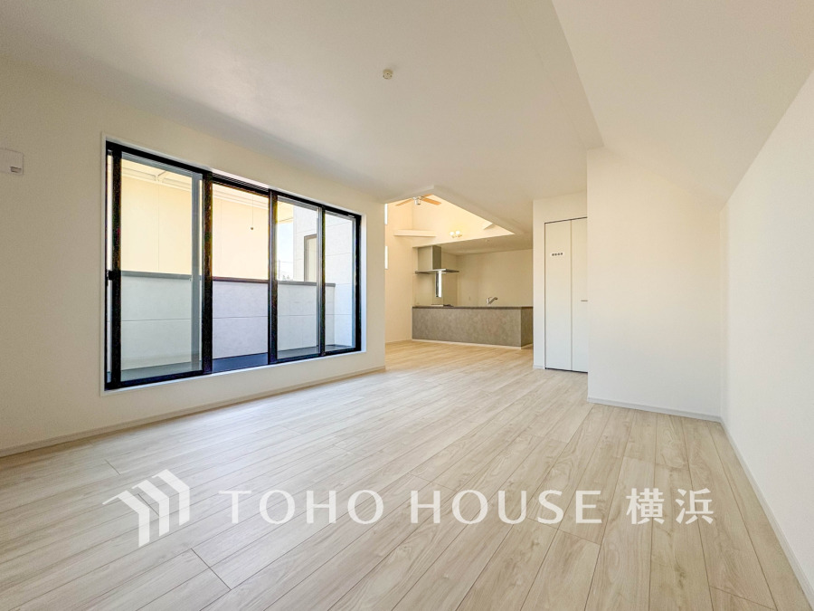 明るく開放的な空間が広がるLDK。室内には豊かな陽光が注ぎ込み、爽やかな住空間を演出。
