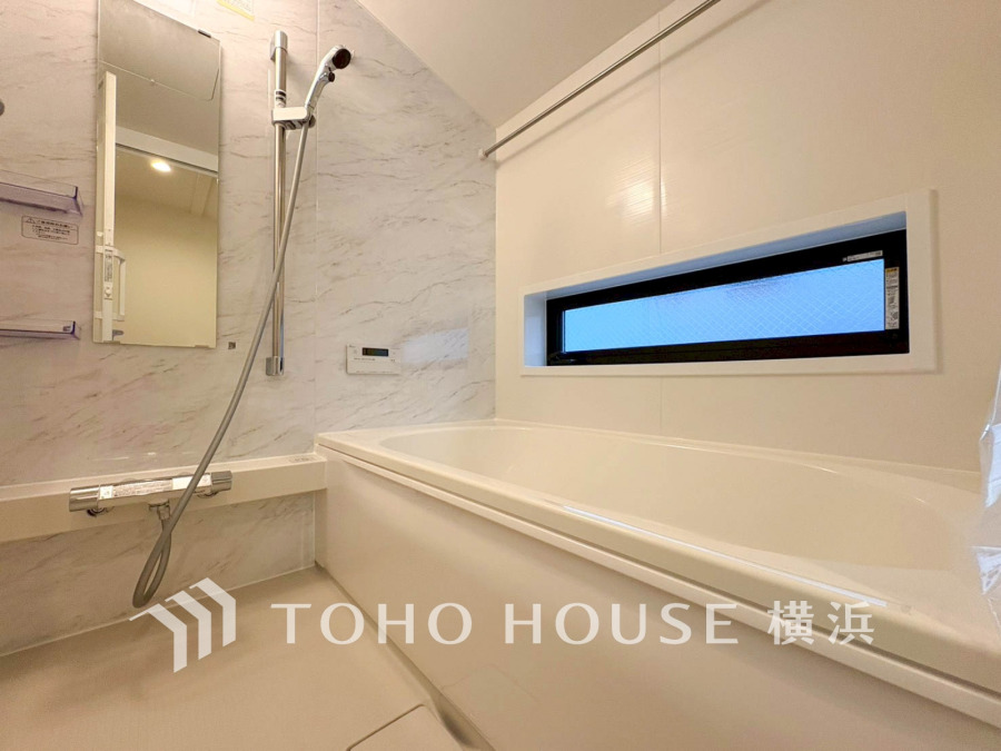 ゆったりとした大き目の浴槽が嬉しい。毎日の疲れを取る癒しの場所だからこそこだわった空間です。リラックスできる優しいカラーで、時を忘れるほどのんびりできる空間に。