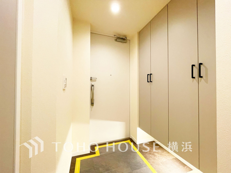 お客様をお迎えする玄関は落ち着いた雰囲気。帰り着くたびに洗練されたテイストの空間に迎えられ誇りと喜びを感じる玄関まわりです。 