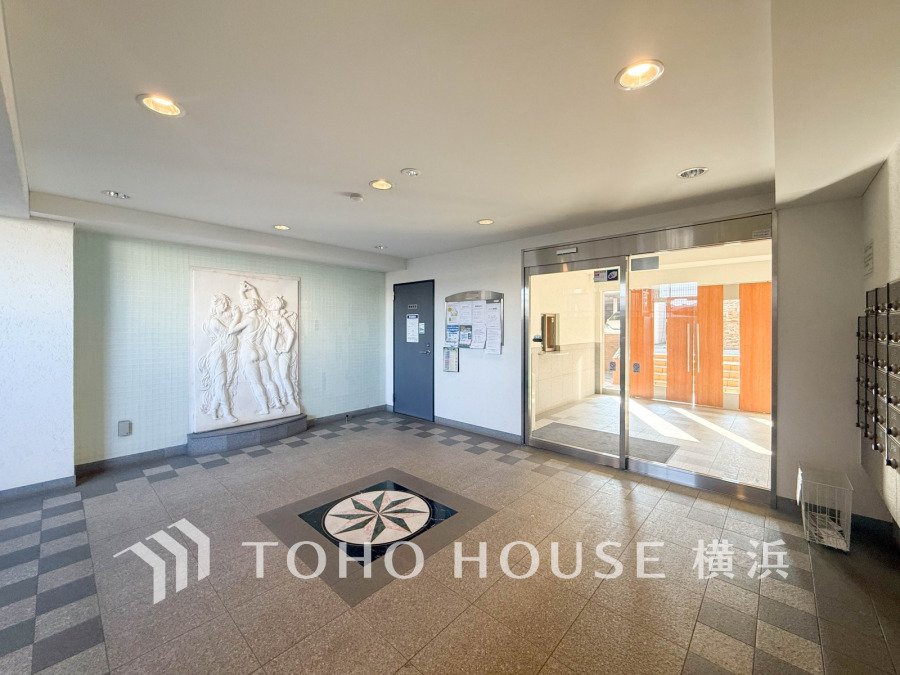 上品で清潔感があるエントランスは住人やゲストを迎え入れ、そして送り出す場にふさわしい上質な空間です。プライベート感が高まるシックな装いのエントランス。