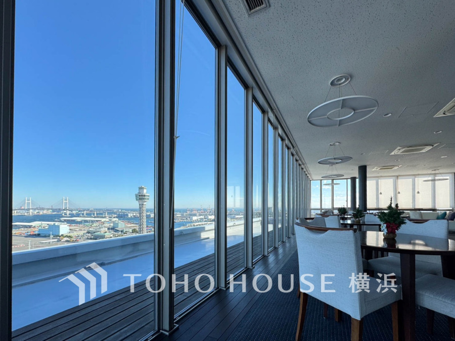 大きな窓から横浜港を一望できる開放的なスカイラウンジ。マリンタワーなど、この場所だからこその景色を愉しむ、寛ぎの空間。