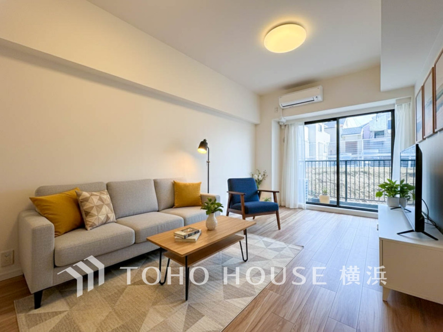 家族みんなが爽やかに健やかに過ごせるように、溢れる光をたっぷり取り込んだリビングダイニング。集いの場、憩いの場としての快適性を求めたやすらぎの空間です。（家具はAI加工です）