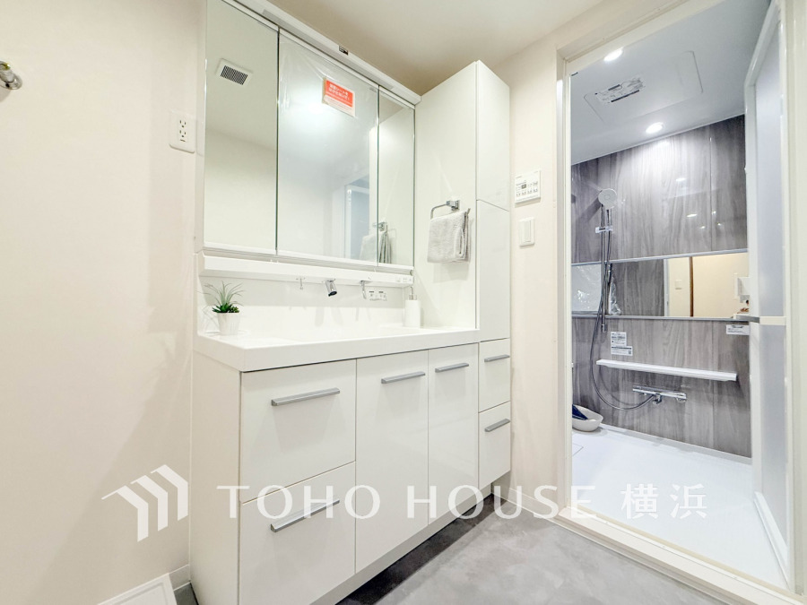 新規交換された洗面化粧台は美しく使いやすい機能が備えられています。