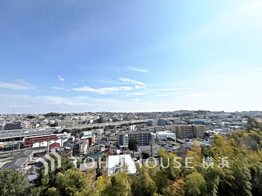 のびやかな眺望の広がる開放的な住環境。爽やかな風を感じ、暖かな光を浴びて、快適な暮らしをここから。
