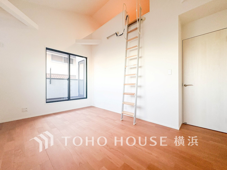 ゆとりと収納を確保した洋室。可動はしごを上ってロフト空間へ。
