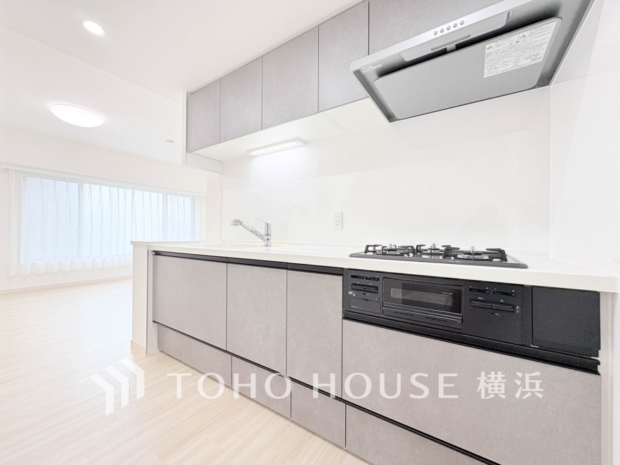 作業に集中しやすい独立型のキッチン。新規交換されたシステムキッチンの清潔感あふれる空間です。
