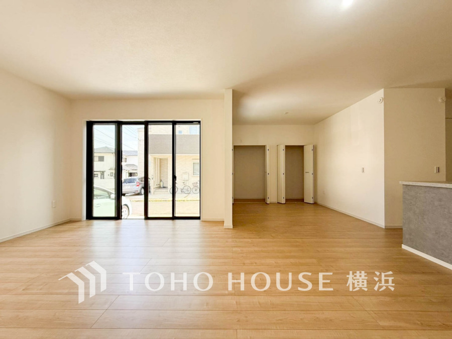 大きな窓から自然光がたっぷり入り、開放感あふれる広々としたリビング空間です。収納も充実しています。