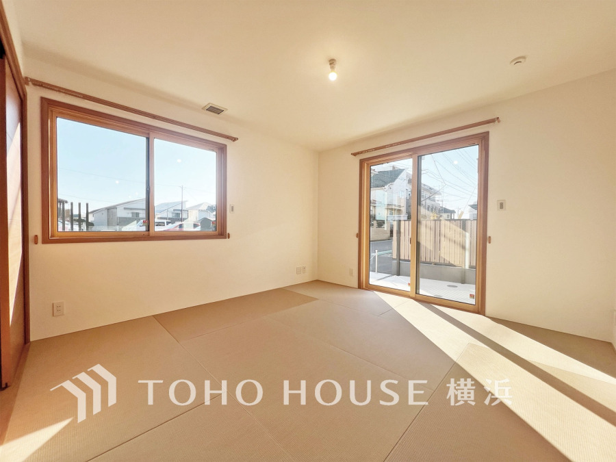 とても上質感を感じることができる和室は、暖かな陽射しがたっぷりと入る気持ちの良い空間。多目的に使用できる快適なお部屋としてお使い頂けます。