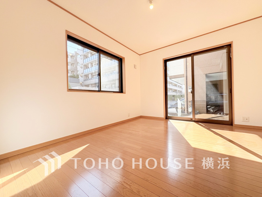 大きな窓からたっぷりと陽光が注がれる明るい空間。家族の成長に対応できる永住仕様の間取り。時を忘れて過ごす場所として過ごせるお部屋。