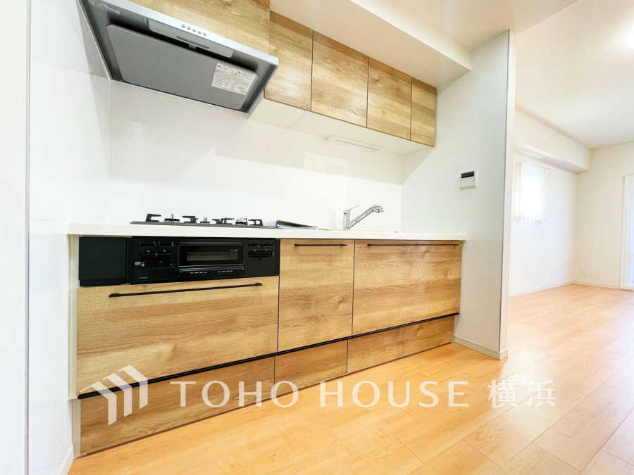 作業に集中しやすい独立型のキッチン。新規交換されたシステムキッチンの清潔感あふれる空間です。
