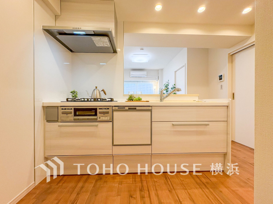 手元の収納から、足元の収納までが全てスライド式で、奥のスペースまで有効に活用できます。奥まで上から見渡せるので、たまにしか使わない調理器具もサッと取出せます。