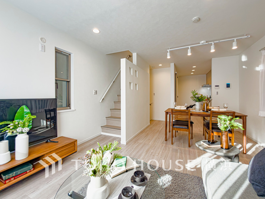 柔らかな色合いのフローリングと清潔感の溢れるクロスが明るい空間を創り出しているリビングダイニング。憩いの場に相応しく、ここで楽しむ家族の時間が絆をより深めてくれそうです。