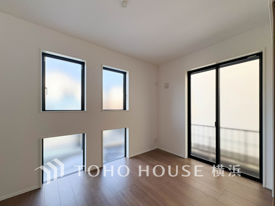 採光もアクセントの一つとして。プライベートルームにはやさしい光が射し込んでいて、この明るい好みの空間で読書をしたり、音楽を聞いたりと一人の時間も充実したものにできます。