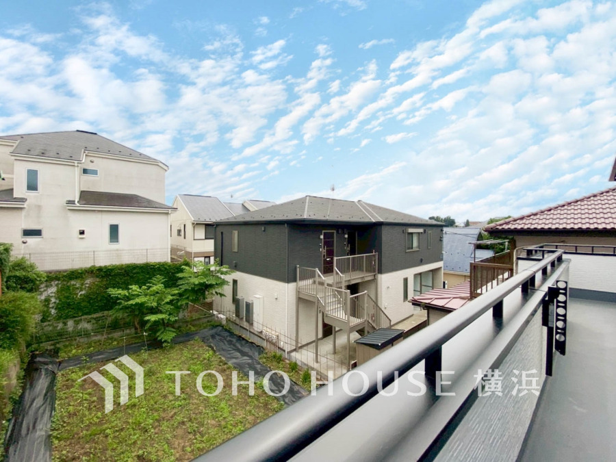 開放感があり、遮るものもなく気持ちのいい景色が広がります。お部屋にも爽やかな風と暖かく柔らかな日差しが差し込み、毎日の暮らしを豊かに彩ります。