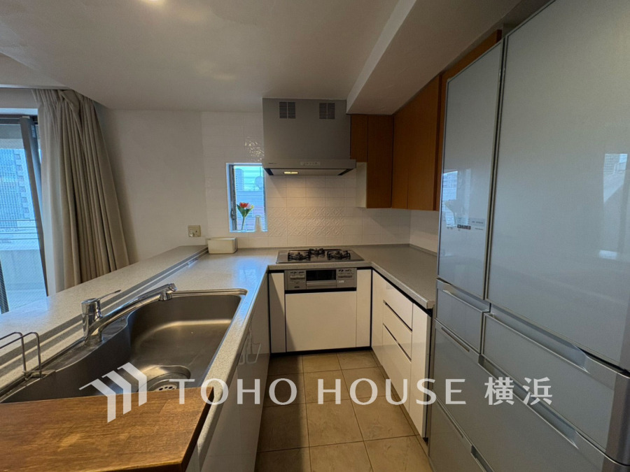 リビングダイニングとの一体感を感じられる対面式キッチン。ハイセンスな空間を豊かに表現する素敵なキッチンで快適にお料理をお楽しみください。