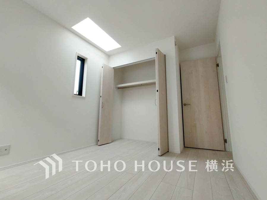 天窓から自然光が差し込む明るい洋室。シンプルで使いやすい空間設計です。