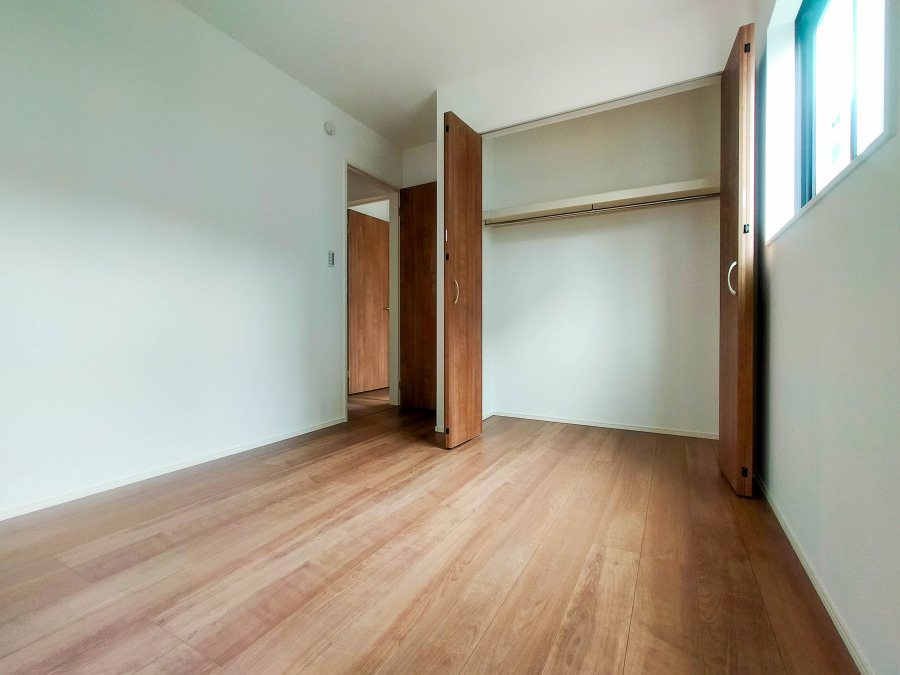 シンプルな内装と明るい空間で、自分らしい空間づくりを思い切り楽しめそうです。穏やかな陽射しが、ゆったりとした寛ぎの時間を包みます。