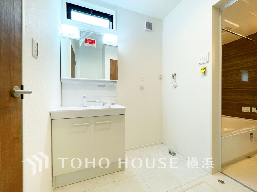 十分な大きさの洗面台は、身だしなみチェックや歯磨きなど、朝の慌ただしい時間でも余裕とゆとりを感じて頂けます。